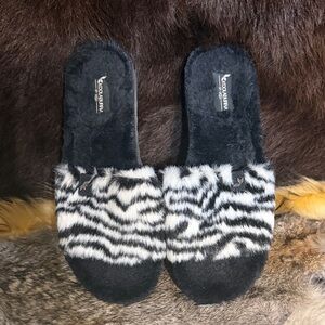 Black and White Fuzzy Slippers 9.5 (4075)